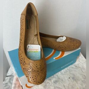 BareTraps Women's Brown Cutout Flats